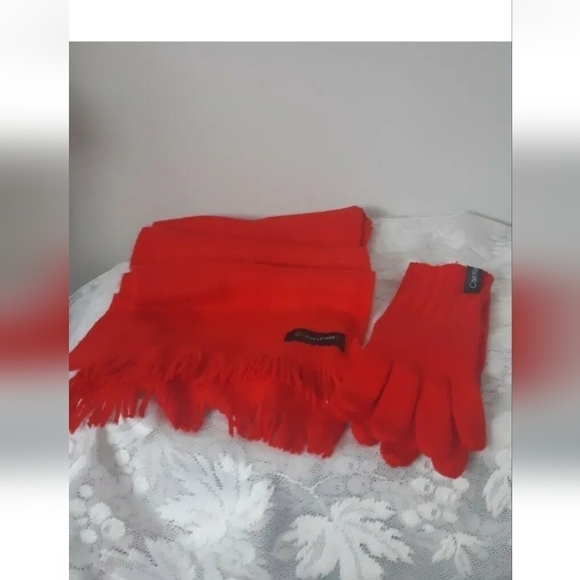 New Two Piece Set CALVIN KLEIN RED scarf touch gloves soft knit OS - Picture 3 of 9
